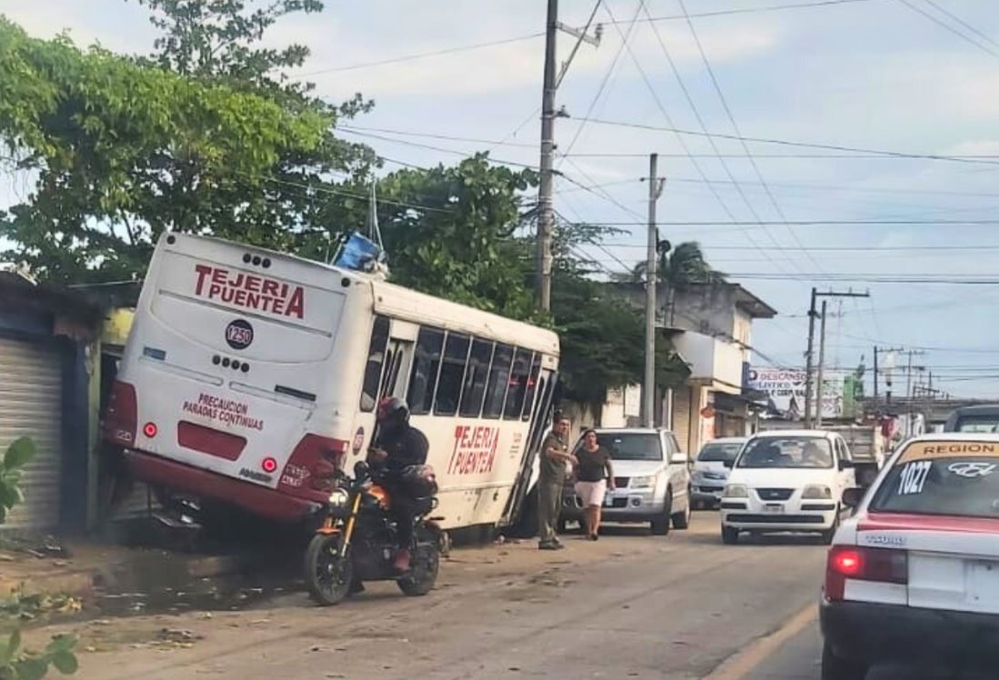 Camión urbano se queda sin frenos y choca contra casa en Las Amapolas, en Veracruz