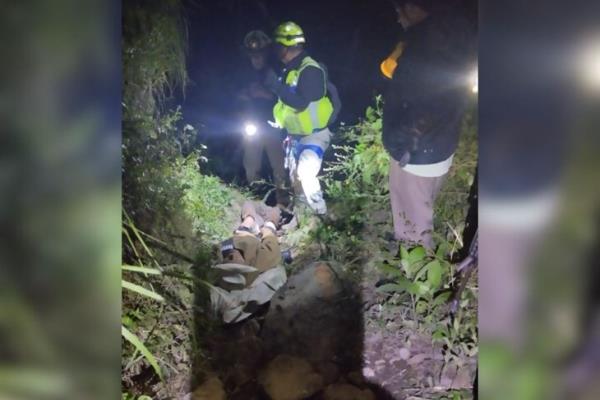 Rescatan con vida a campesino que cayó a un barranco en Coscomatepec