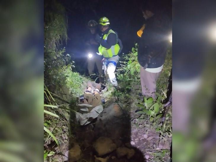 Rescatan con vida a campesino que cayó a un barranco en Coscomatepec