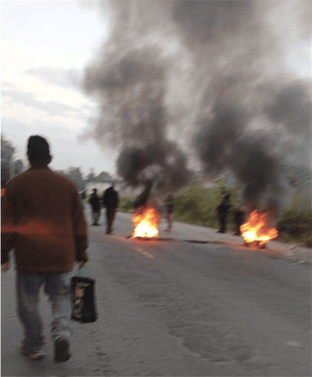 A la mala cierran carretera Orizaba-Tehuacán ¡hasta prendieron fuego!