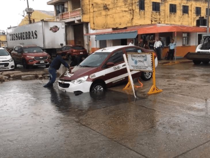 Taxi cae en socavón de CMAS en colonia de Coatzacoalcos