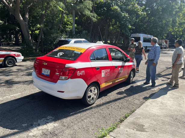 Taxi atropella a hombre frente Parque Zaragoza de Veracruz