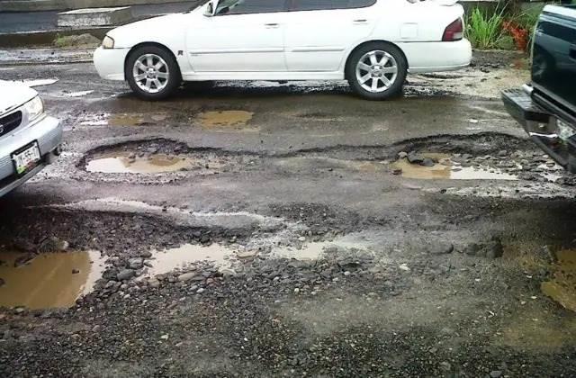 ¿Tu auto se dañó tras caer en un bache? así puedes emitir un reclamo ante el gobierno