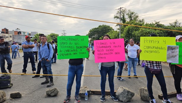 Bloquean carretera Poza Rica-San Andrés; exigen obras a Pemex