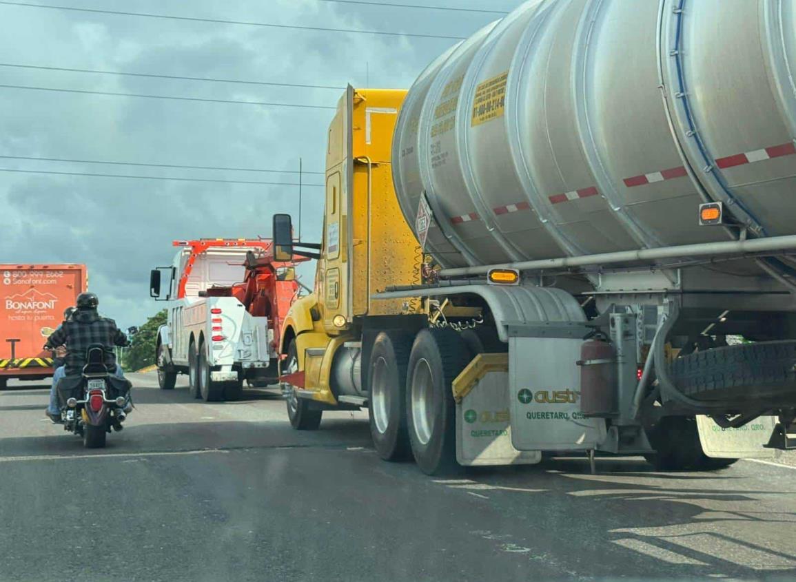 Tracto camión chocó dejando cuantiosos daños materiales