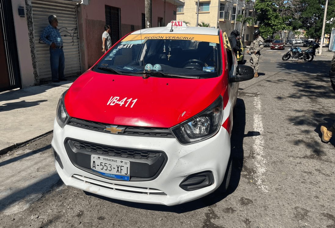 Taxi atropella a hombre frente Parque Zaragoza de Veracruz