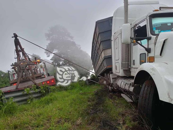 Tráiler se despista y provoca daños sobre la autopista Orizaba-Puebla