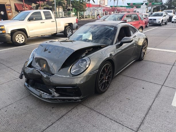 Taxi y auto Porsche chocan en bulevar de Boca del Río