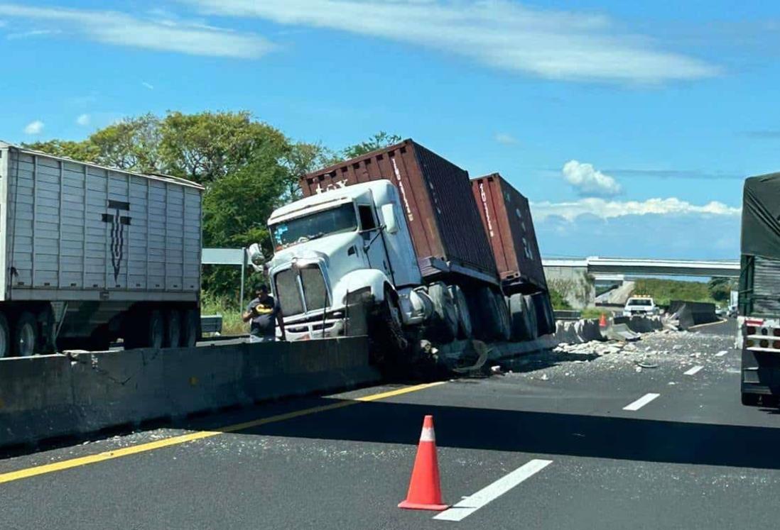 Tráiler se estrella contra muro de concreto en el libramiento de Cardel