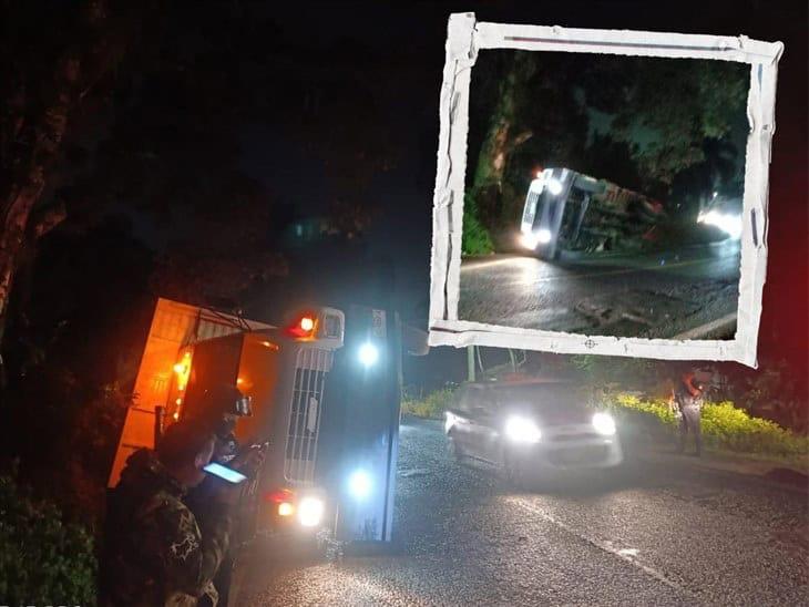 Volcadura de camión de cemento deja dos lesionados en la carretera Fortín-Huatusco