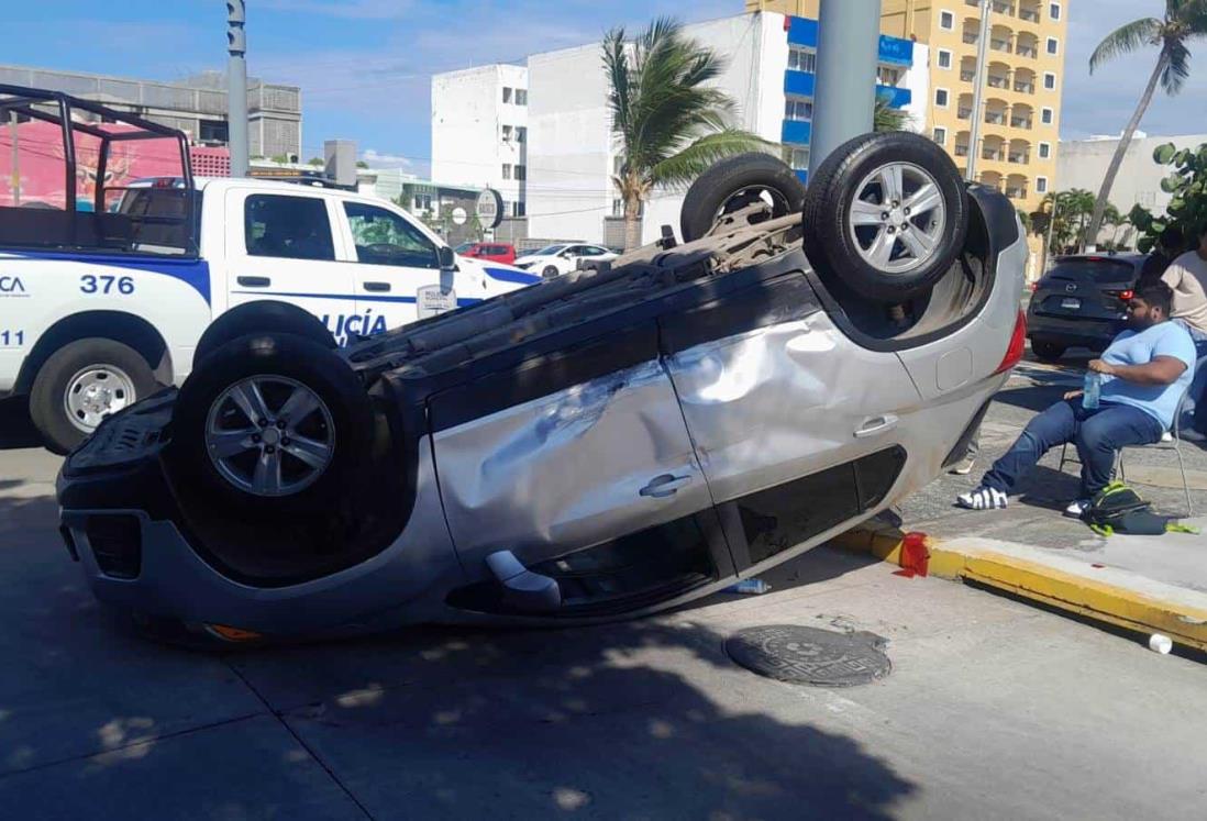 Vuelca camioneta sobre el bulevar Adolfo Ruiz Cortines, en Boca del Río | VIDEO