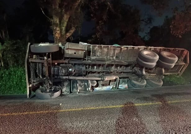 Volcadura de camión de cemento deja dos lesionados en la carretera Fortín-Huatusco