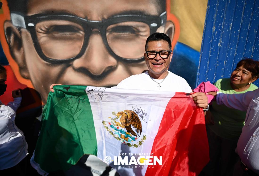 Charlie Cardona y Porfi Baloa visitan y cantan en el barrio de La Huaca en Veracruz | VIDEO