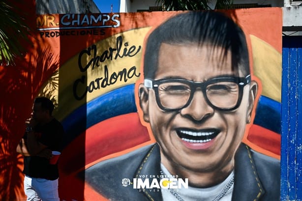 Charlie Cardona y Porfi Baloa visitan y cantan en el barrio de La Huaca en Veracruz | VIDEO