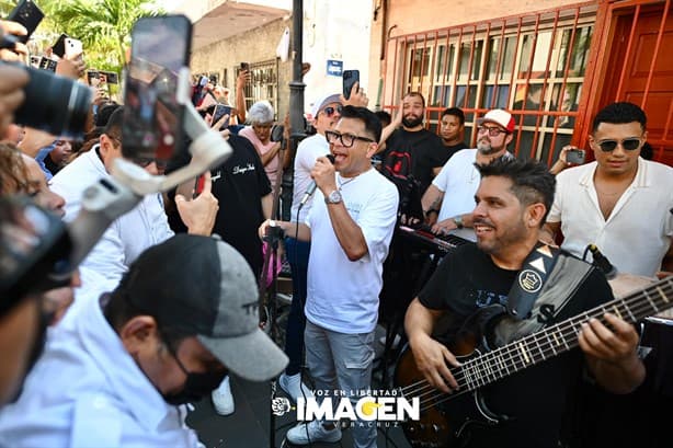 Charlie Cardona y Porfi Baloa visitan y cantan en el barrio de La Huaca en Veracruz | VIDEO