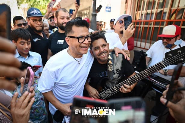 Charlie Cardona y Porfi Baloa visitan y cantan en el barrio de La Huaca en Veracruz | VIDEO