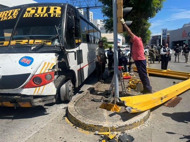 Autobús se estrella contra semáforo a altura de plaza Las Américas, en Boca del Río | VIDEO