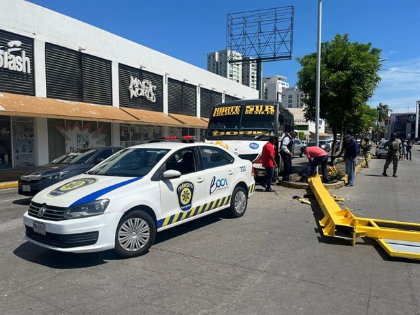 Autobús se estrella contra semáforo a altura de plaza Las Américas, en Boca del Río | VIDEO