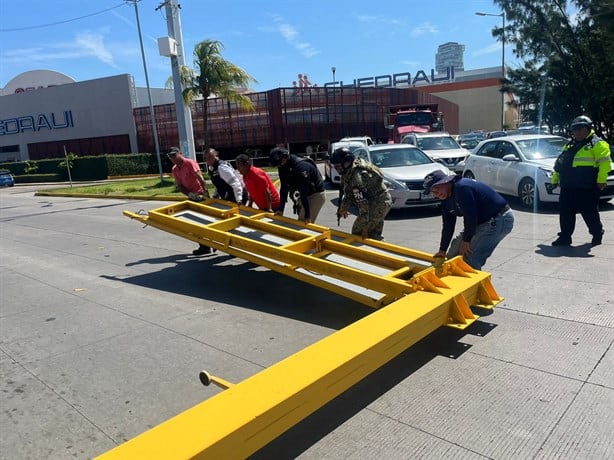 Autobús se estrella contra semáforo a altura de plaza Las Américas, en Boca del Río | VIDEO