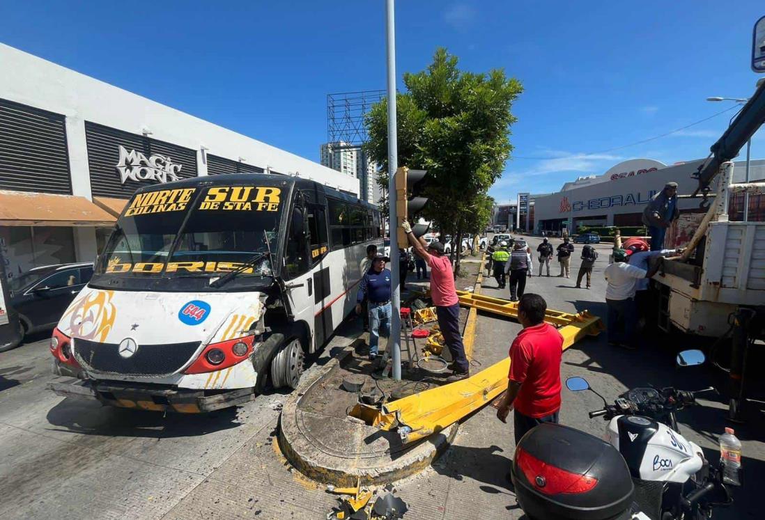 Autobús se estrella contra semáforo a altura de plaza Las Américas, en Boca del Río | VIDEO