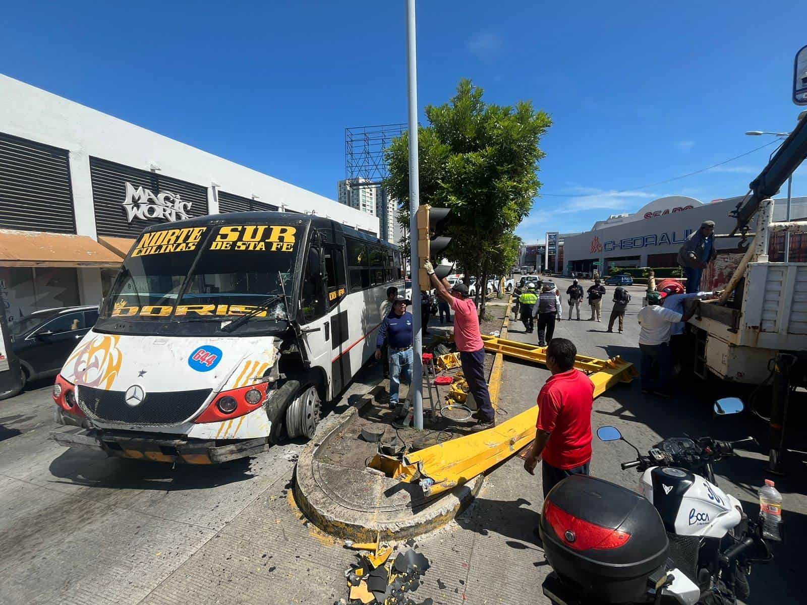 Autobús se estrella contra semáforo a altura de plaza Las Américas, en Boca del Río | VIDEO