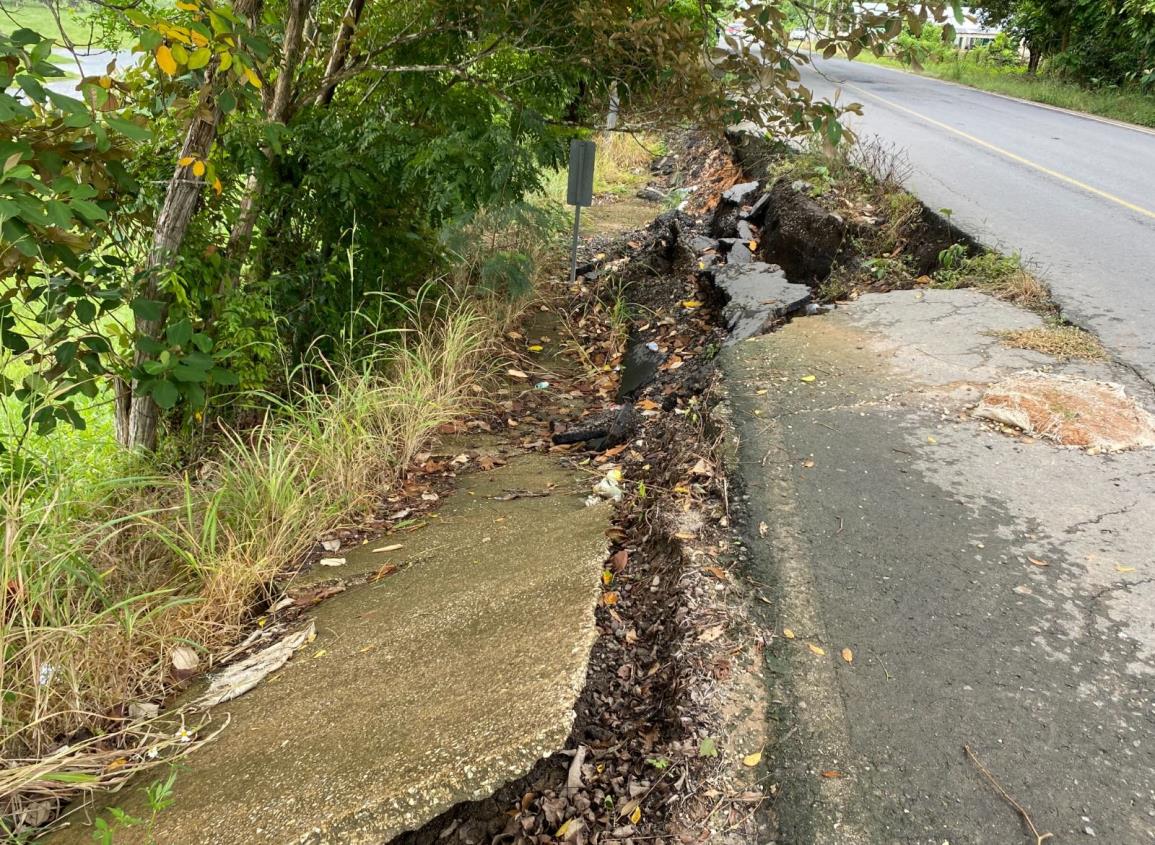 Lluvias recientes agrandan socavón en carretera El Paralelo-Las Choapas