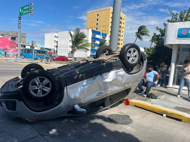 Vuelca camioneta sobre el bulevar Adolfo Ruiz Cortines, en Boca del Río | VIDEO