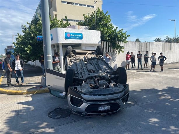 Vuelca camioneta sobre el bulevar Adolfo Ruiz Cortines, en Boca del Río | VIDEO