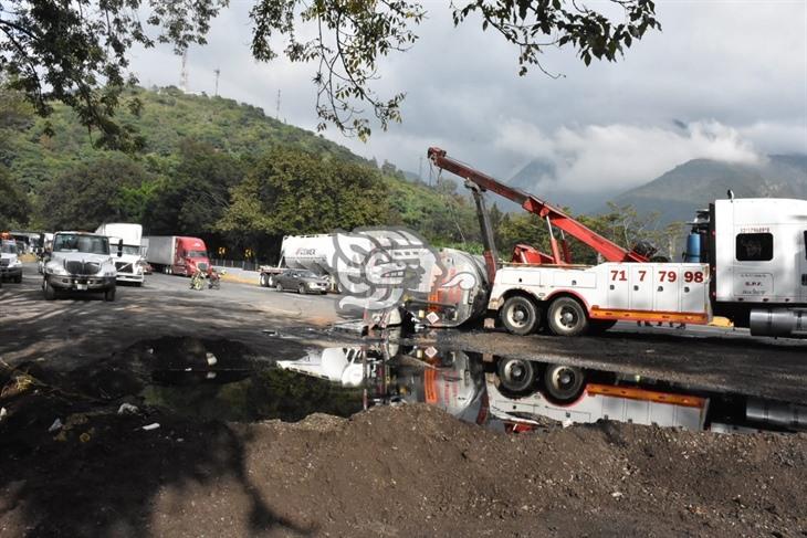 Por derrame de combustible en Nogales, evacúan preescolar y cierran autopista Puebla-Orizaba