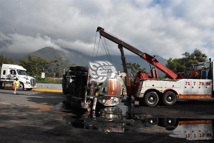 Por derrame de combustible en Nogales, evacúan preescolar y cierran autopista Puebla-Orizaba