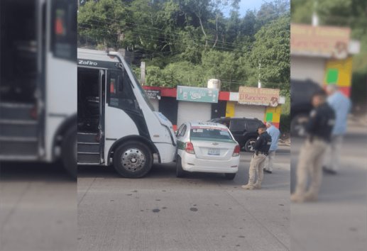 Chocan autobús y taxi en avenida Rébsamen de Xalapa