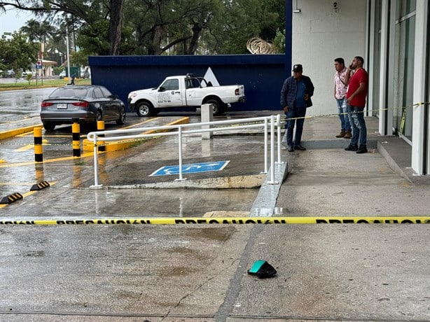 Reportan balacera en banco de Boca del Río por asalto a cuentahabiente | VIDEO