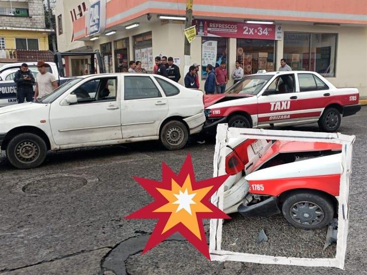 Por no medir su distancia, taxi choca a vehículo en la carretera a Ixhuatlancillo