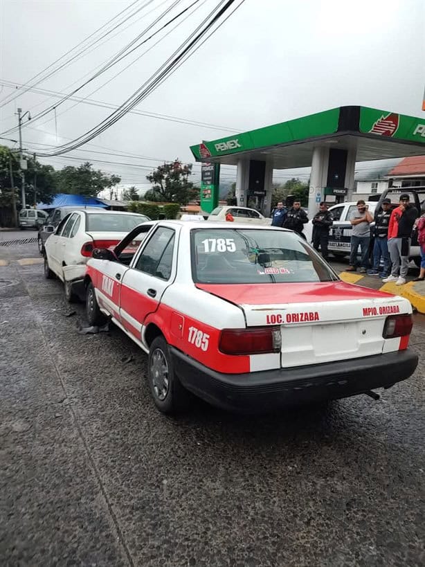 Por no medir su distancia, taxi choca a vehículo en la carretera a Ixhuatlancillo