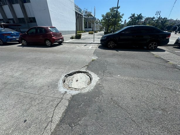 Advierten sobre tapa de registro en Centro de Veracruz, es un peligro para automovilistas