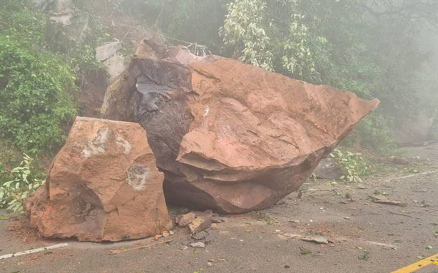 Caída de gigantesca roca generó fila de autos de 25 kilómetros en Cumbres de Maltrata