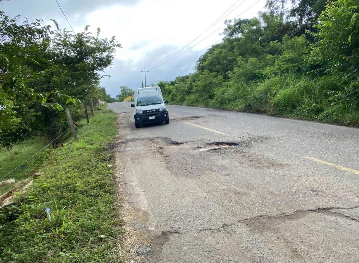 Se forman enormen baches en carretera entre Agua Dulce y Las Choapas