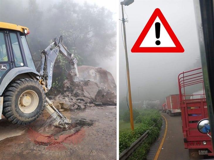 Continúa obstruida por rocas la autopista Orizaba-Puebla, filas superan los 35 kilómetros