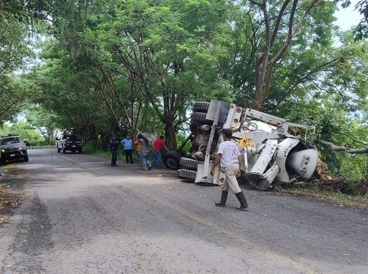 Camión de cemento vuelca y bloquea la carretera Vega de Alatorre-Colipa