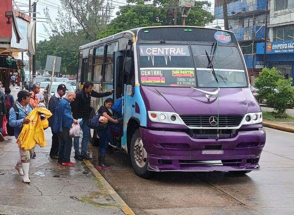 Lluvias colapsan transporte público; caminan entre inundación para llegar a la central