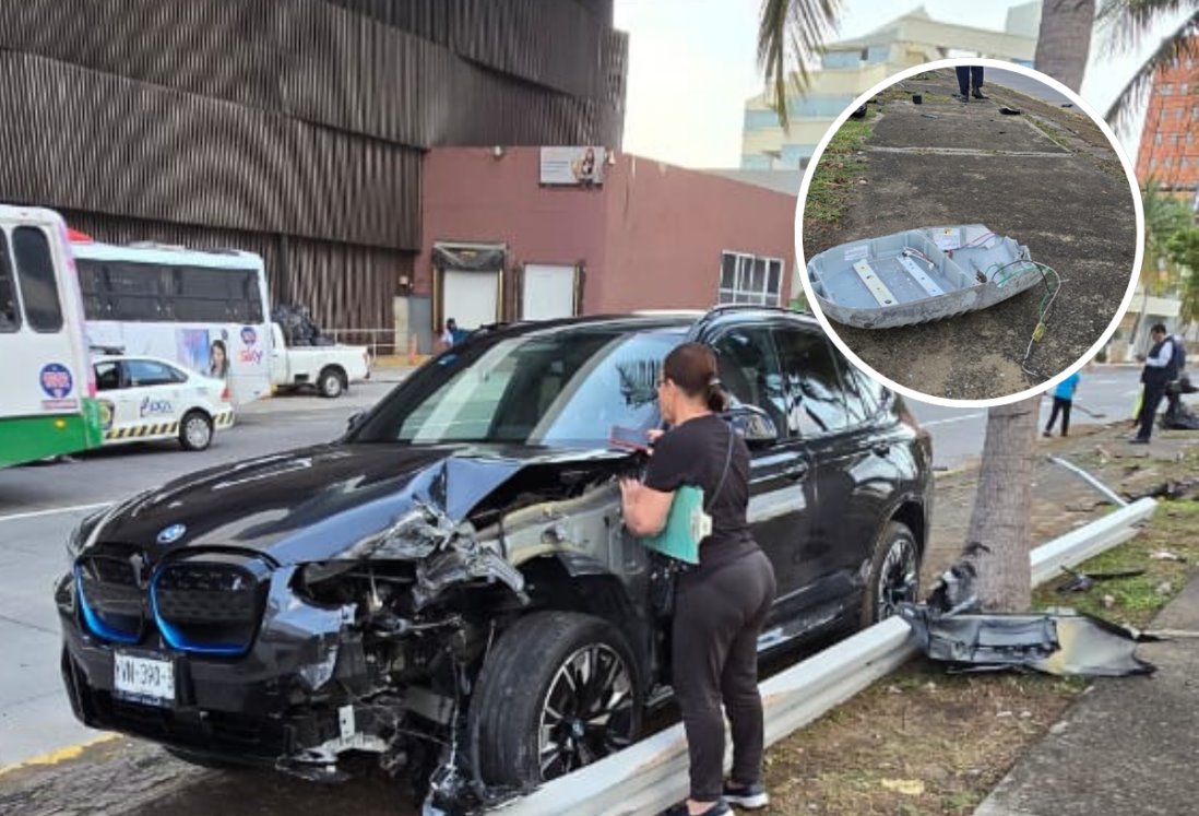 Camioneta de lujo se estrella contra luminaria en bulevar de Boca del Río