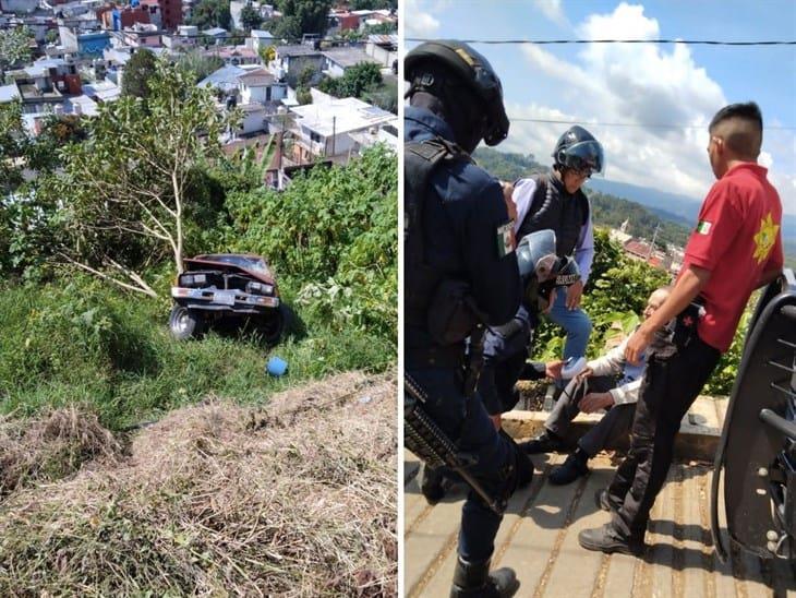 ¡Se fue hacia atrás! Camioneta cae por una pendiente en Xalapa