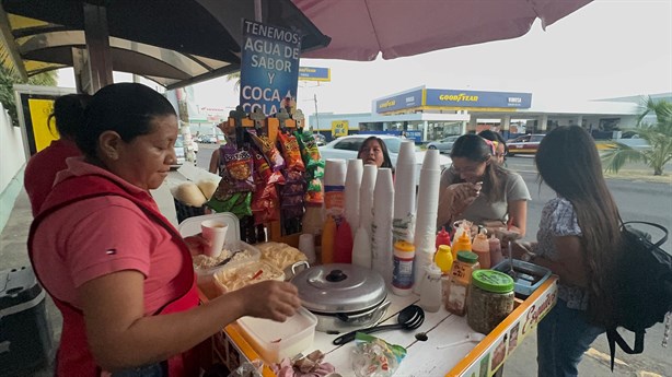 Con tocino y cacahuates, así puedes disfrutar de los esquites “Los de Mocambo” en Boca del Río | VIDEO