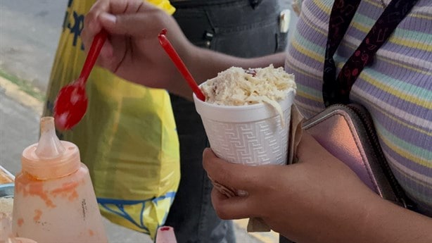 Con tocino y cacahuates, así puedes disfrutar de los esquites “Los de Mocambo” en Boca del Río | VIDEO