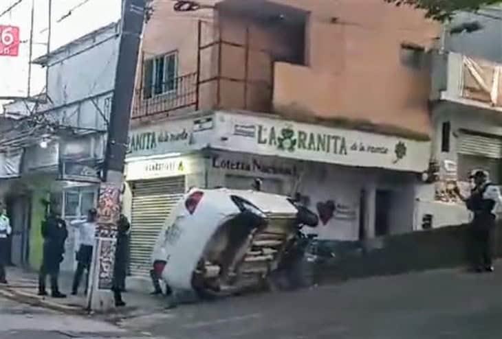 ¿Iba tomado? Conductor estrella su auto contra un muro en Xalapa