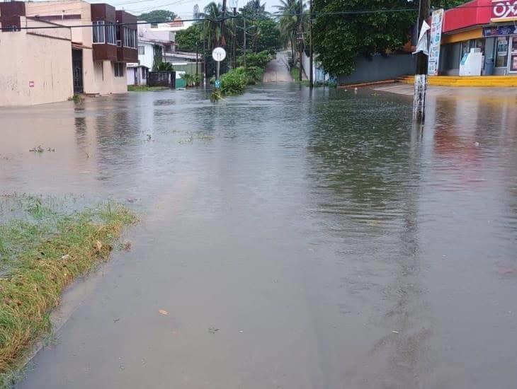 Inundación atrapa a familias en Coatzacoalcos, caos por las intensas lluvias | VIDEO