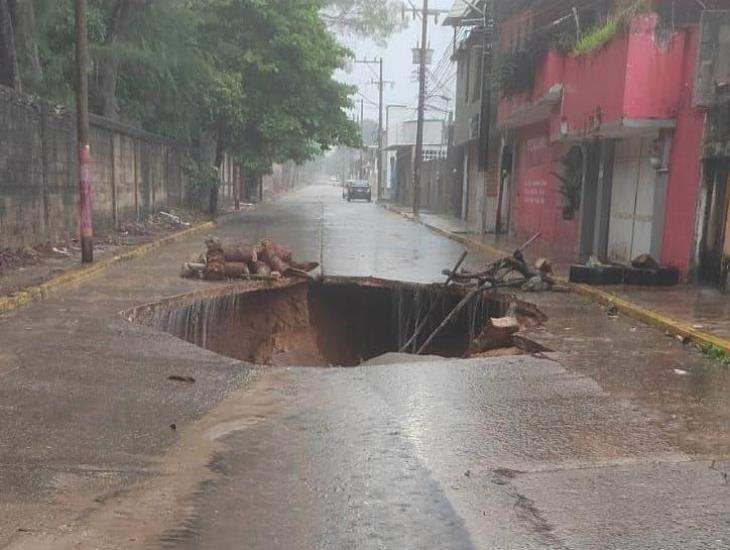 Intensas lluvias forman 3 socaves en la colonia Oaxaqueña de Cosoleacaque