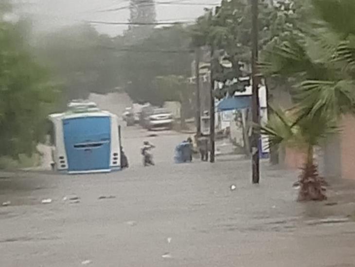 Decenas de vehículos afectados por las lluvias en Coatzacoalcos