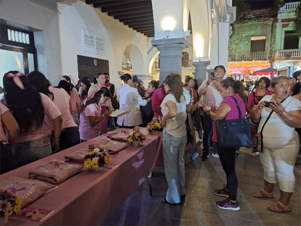 Fundación Mis entrega 200 sudaderas para recaudar fondos en la lucha contra el cáncer de mama