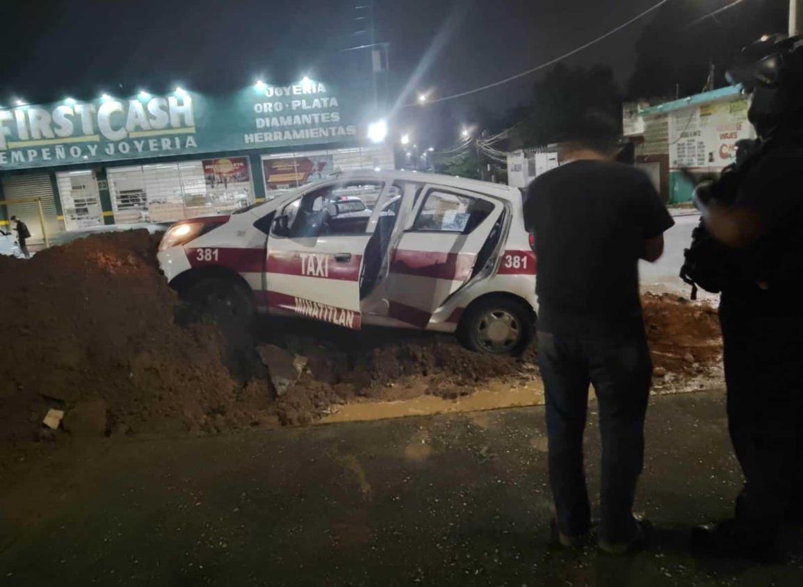 Taxista de Minatitlán se impactó contra montículo de tierra